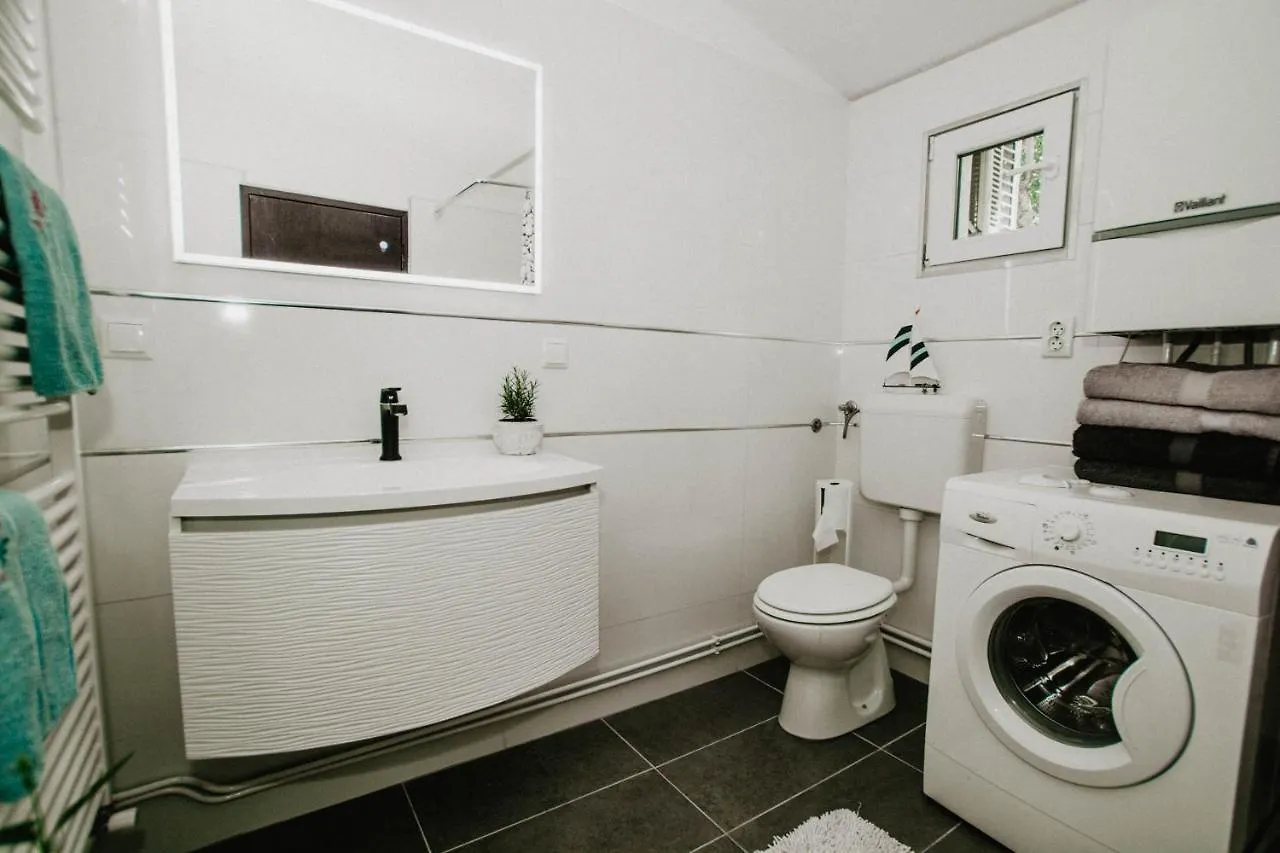 Green House Peroj, Wi-Fi, Free Parking, Garden, Hot Tube, Pet Friendly Croatia