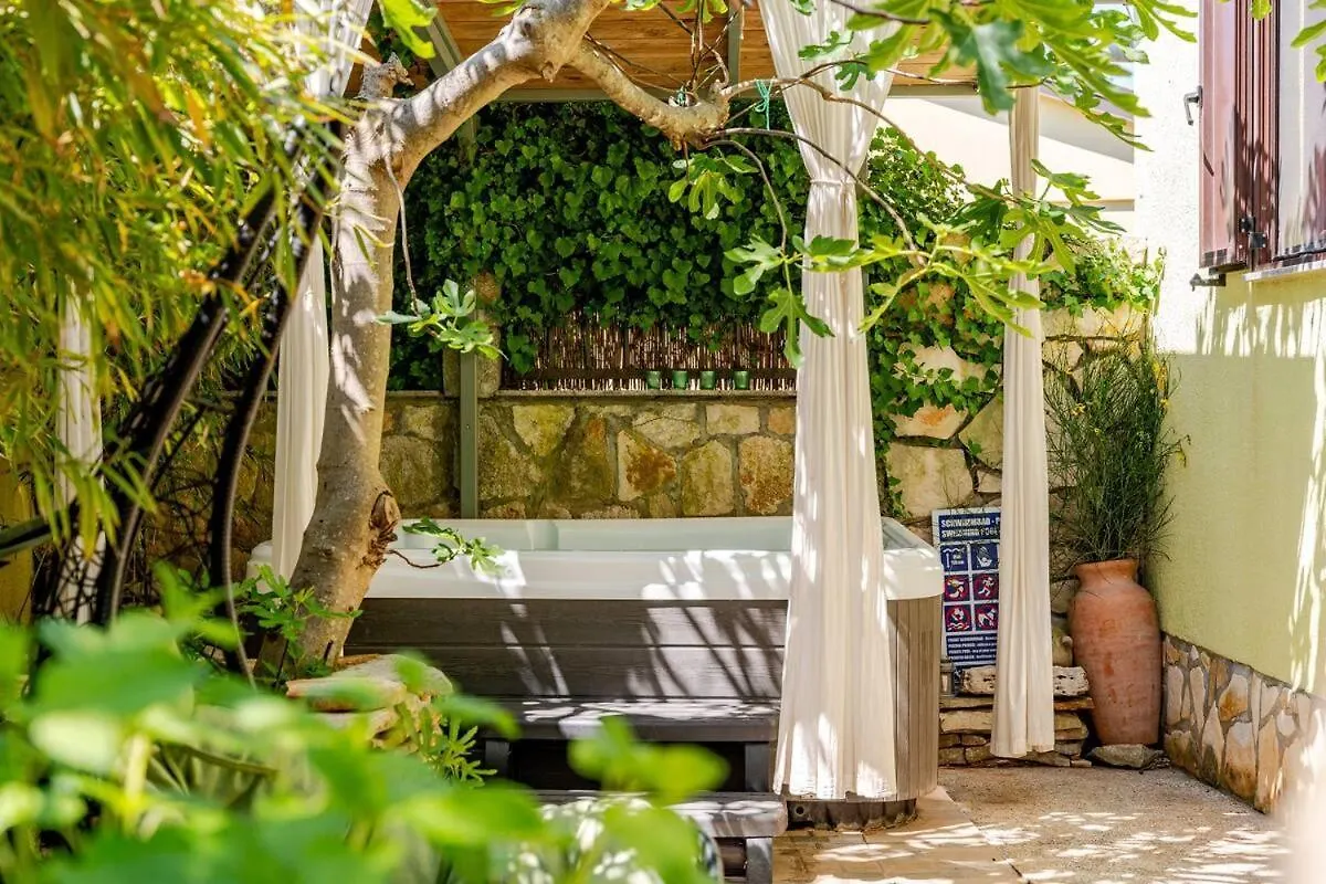 Apartment Green House Peroj, Wi-Fi, Free Parking, Garden, Hot Tube, Pet Friendly Croatia