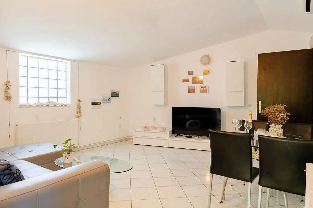 Apartment Green House Peroj, Wi-Fi, Free Parking, Garden, Hot Tube, Pet Friendly