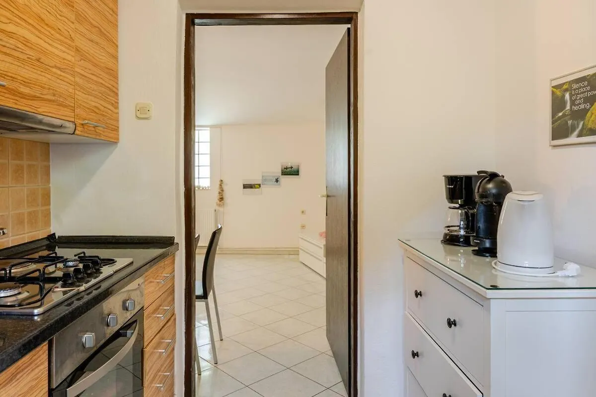 Apartment Green House Peroj, Wi-Fi, Free Parking, Garden, Hot Tube, Pet Friendly