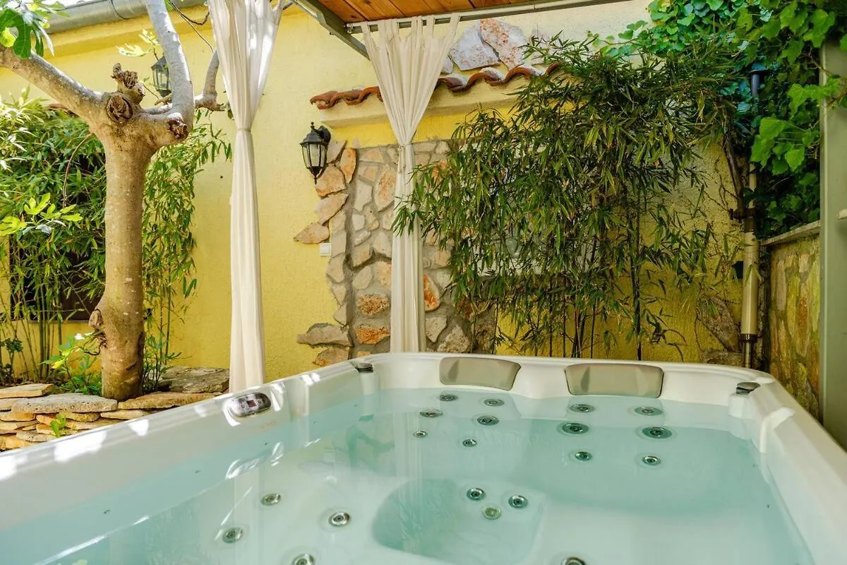 Green House Peroj, Wi-Fi, Free Parking, Garden, Hot Tube, Pet Friendly Peroj