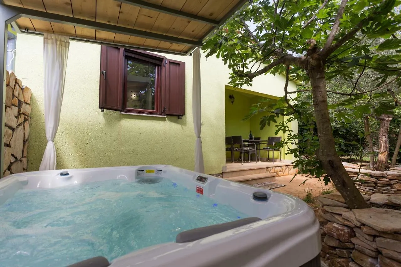 Green House Peroj, Wi-Fi, Free Parking, Garden, Hot Tube, Pet Friendly 0*, Peroj