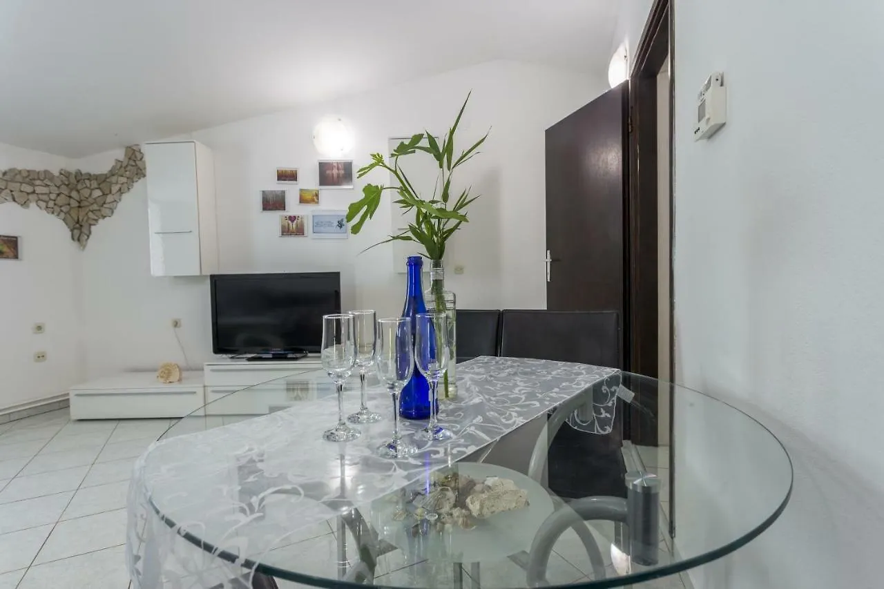 Apartment Green House Peroj, Wi-Fi, Free Parking, Garden, Hot Tube, Pet Friendly Croatia