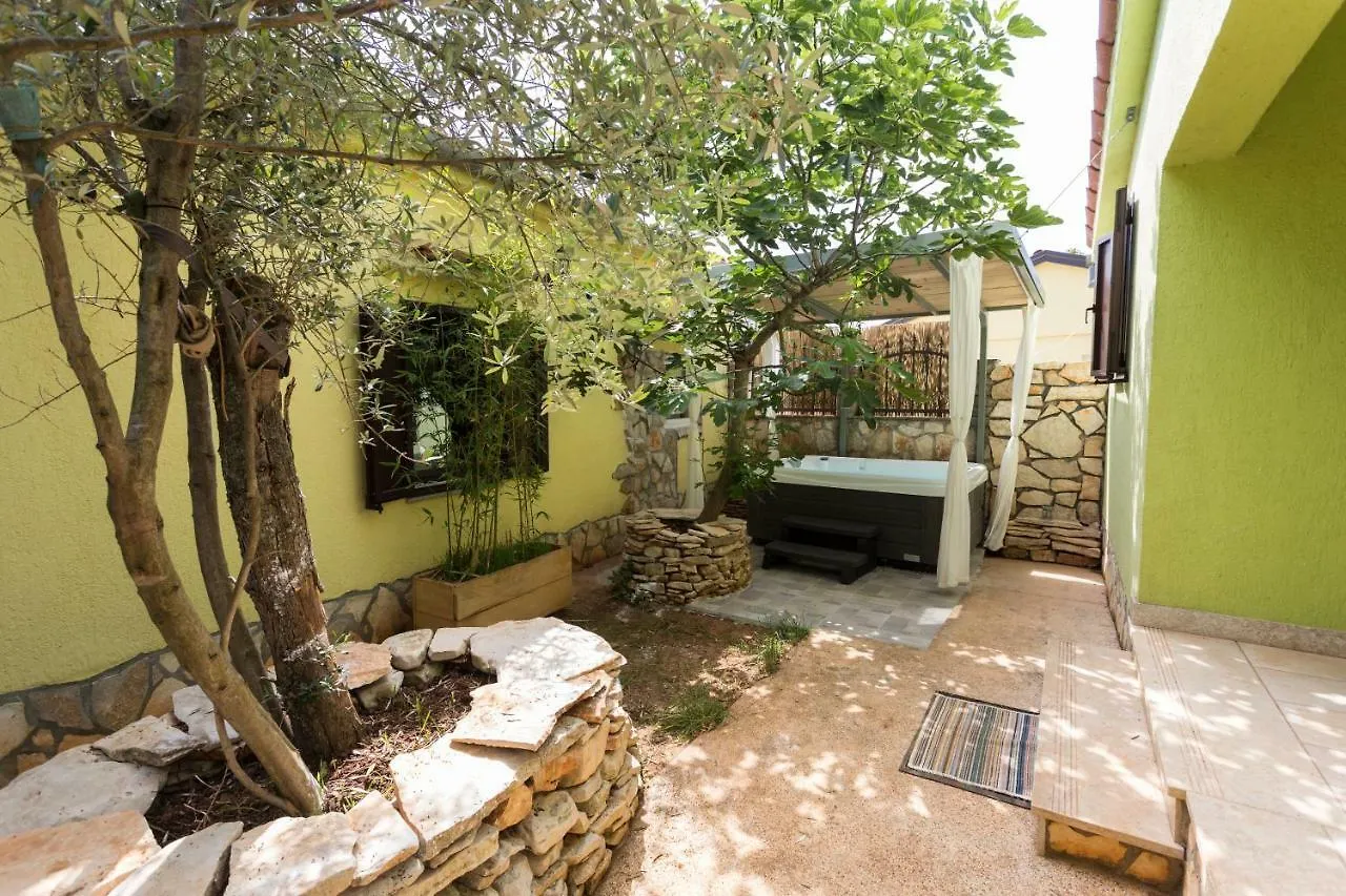 Green House Peroj, Wi-Fi, Free Parking, Garden, Hot Tube, Pet Friendly 0*, Peroj Croatia