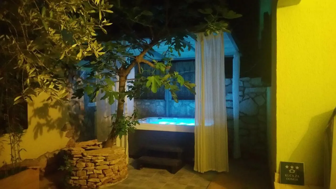 Green House Peroj, Wi-Fi, Free Parking, Garden, Hot Tube, Pet Friendly
