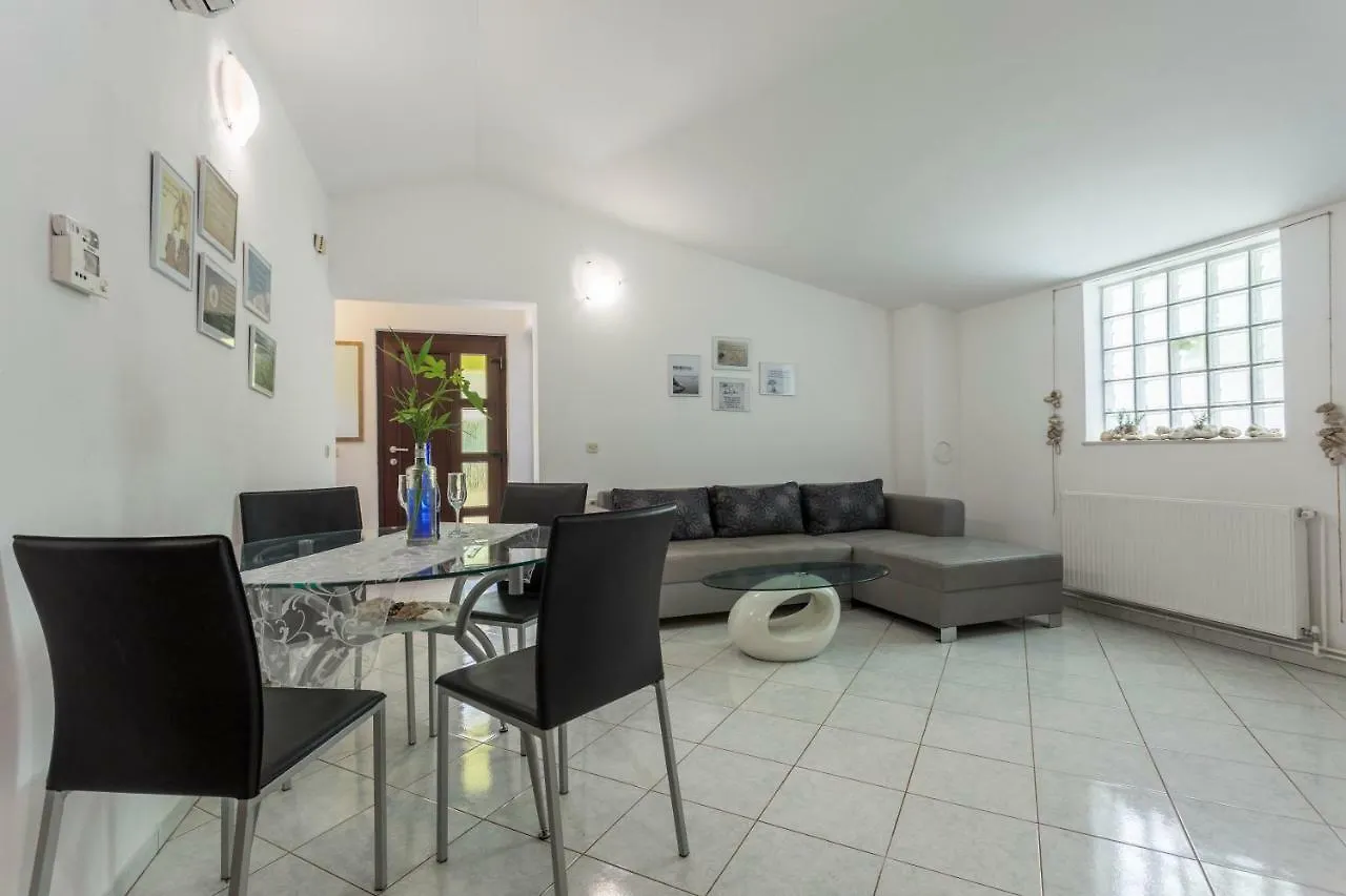Green House Peroj, Wi-Fi, Free Parking, Garden, Hot Tube, Pet Friendly Apartment