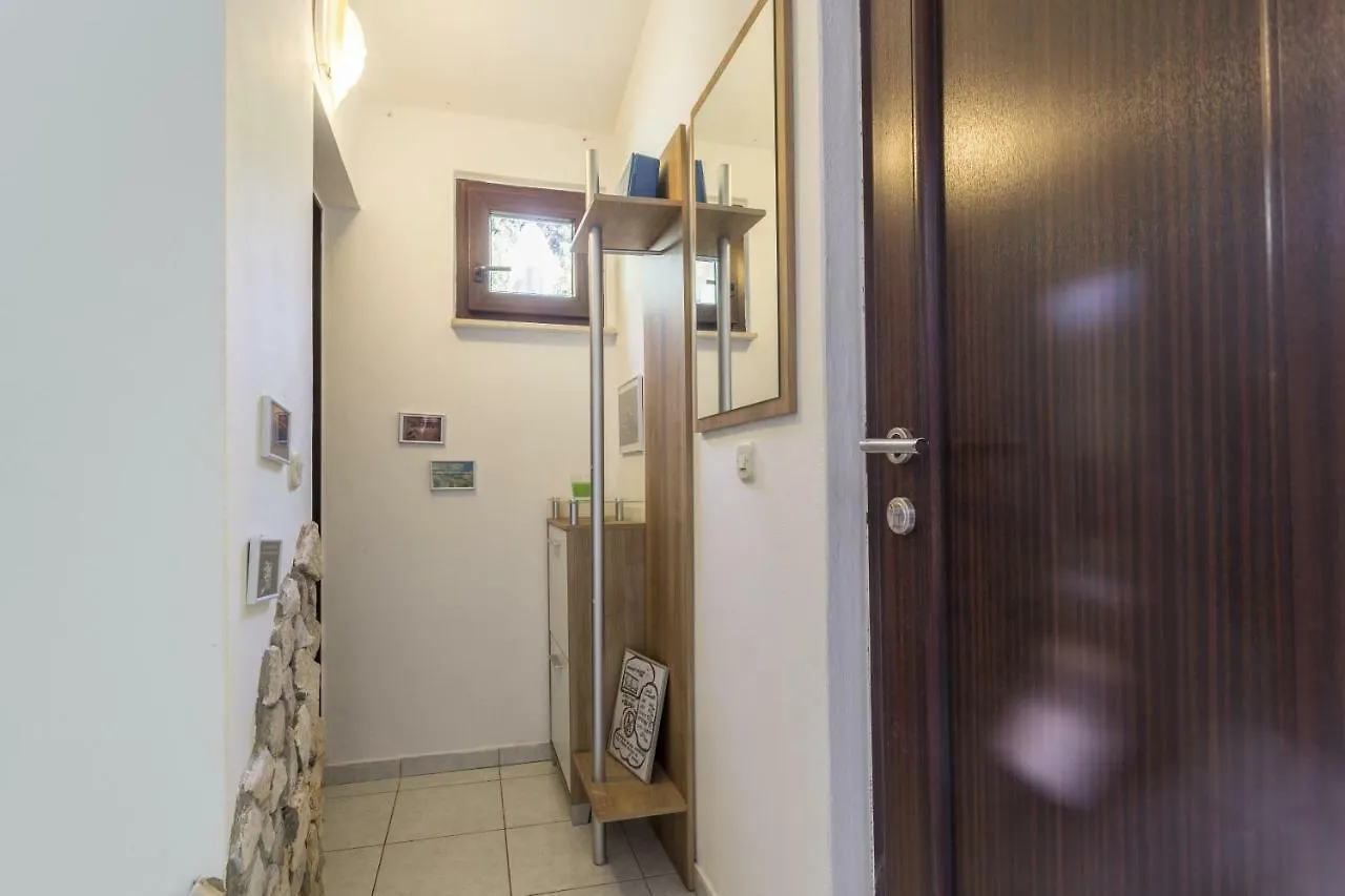 Apartment Green House Peroj, Wi-Fi, Free Parking, Garden, Hot Tube, Pet Friendly Croatia