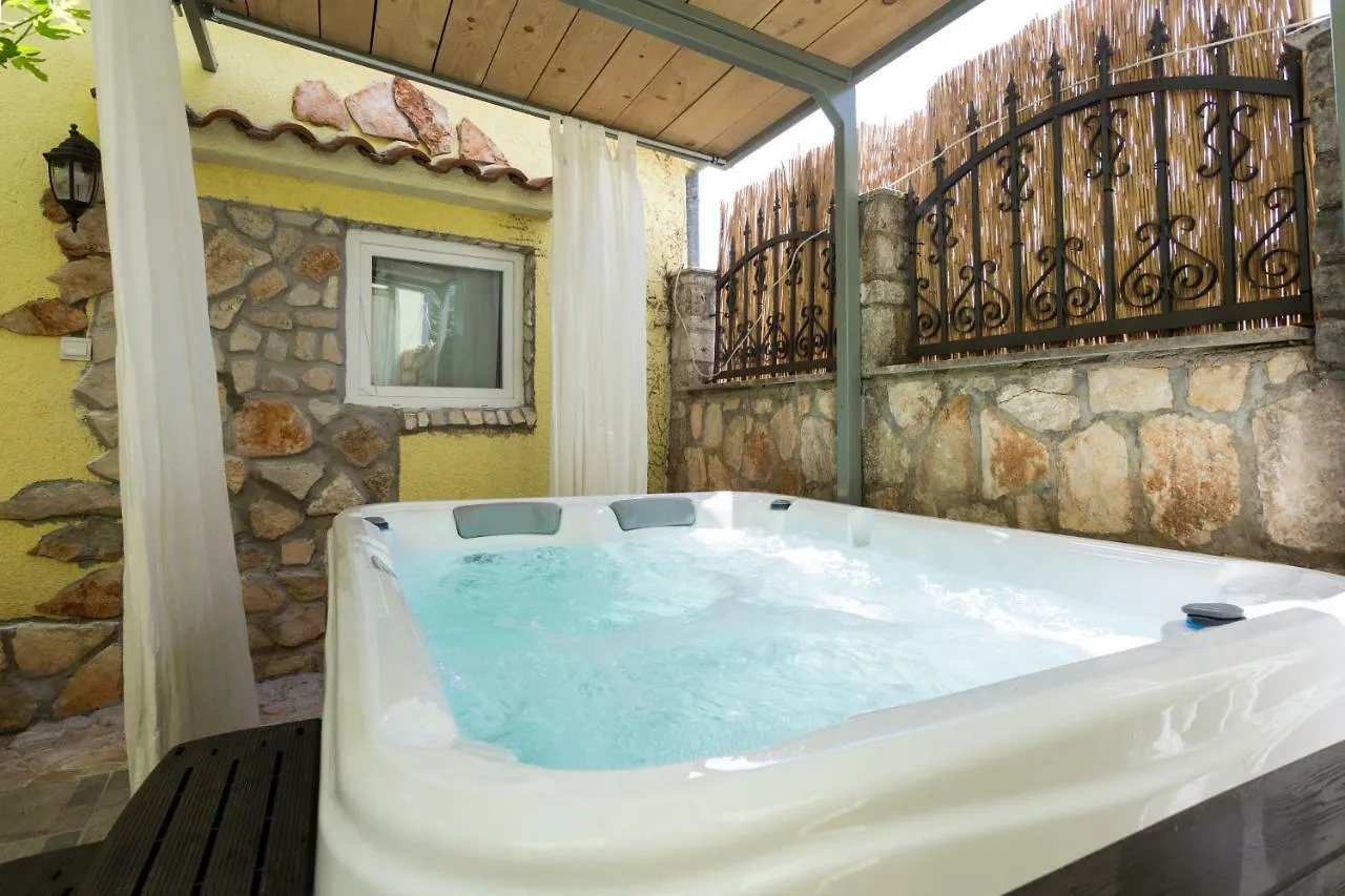 Green House Peroj, Wi-Fi, Free Parking, Garden, Hot Tube, Pet Friendly Apartment