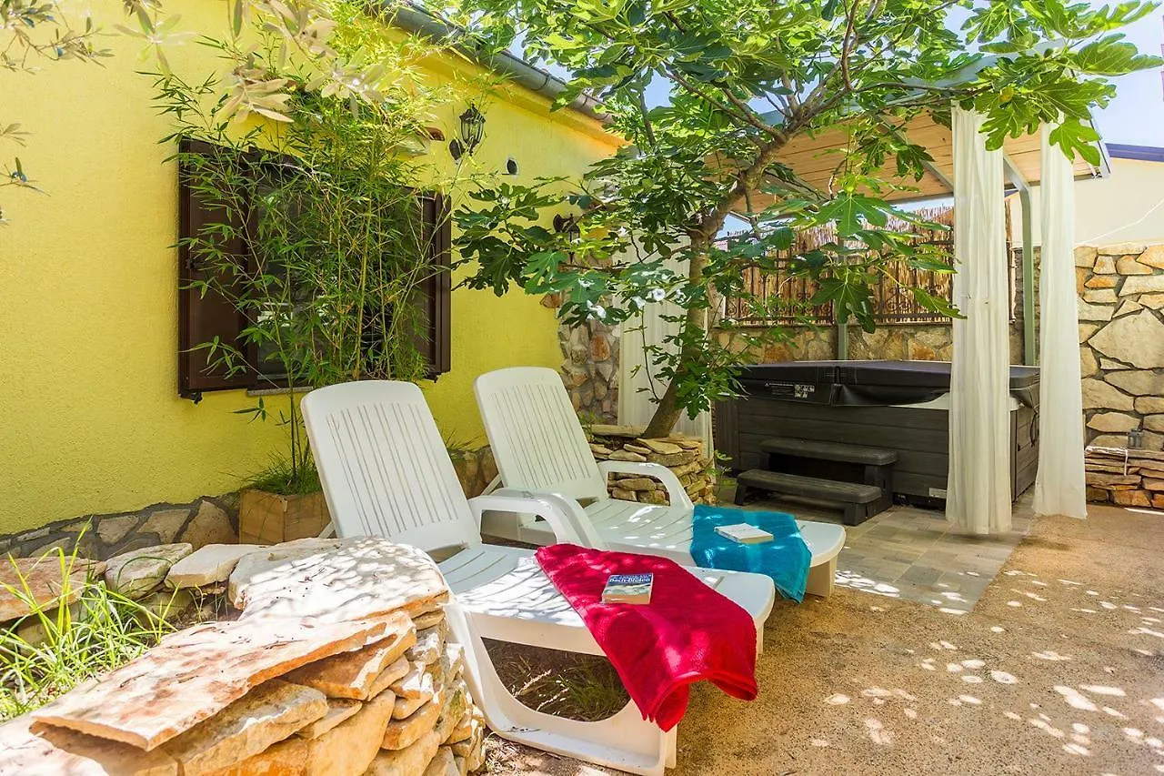 Apartment Green House Peroj, Wi-Fi, Free Parking, Garden, Hot Tube, Pet Friendly