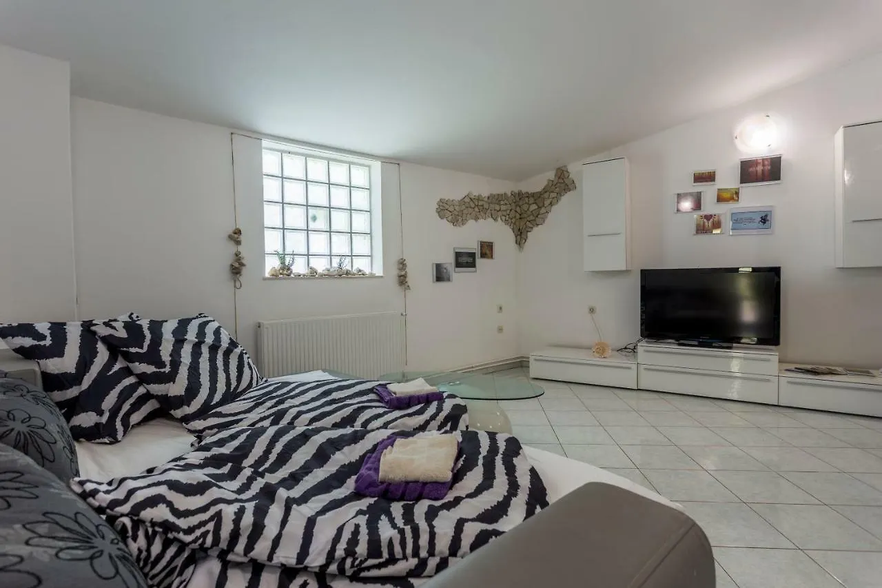 Apartment Green House Peroj, Wi-Fi, Free Parking, Garden, Hot Tube, Pet Friendly